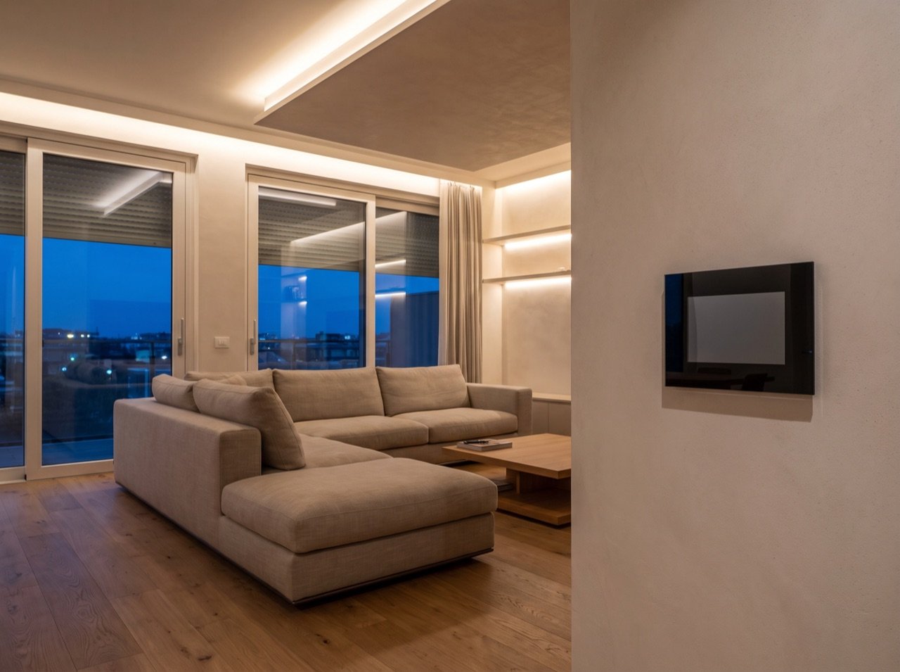 Ambiente con illuminazione integrata gestita da impianto domotico